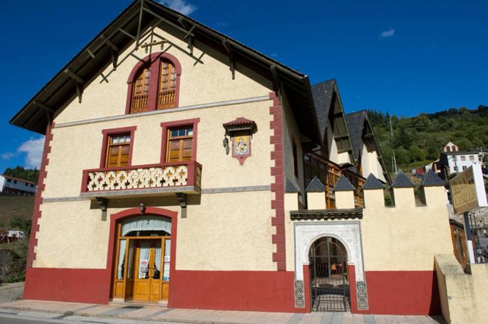 Hotel Restaurante La Casilla Cangas De Narcea Eksteriør billede