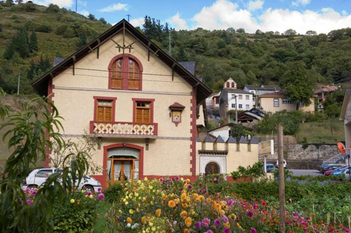 Hotel Restaurante La Casilla Cangas De Narcea Eksteriør billede